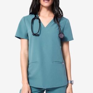 Figs Casma Three-Pocket Scrub Top